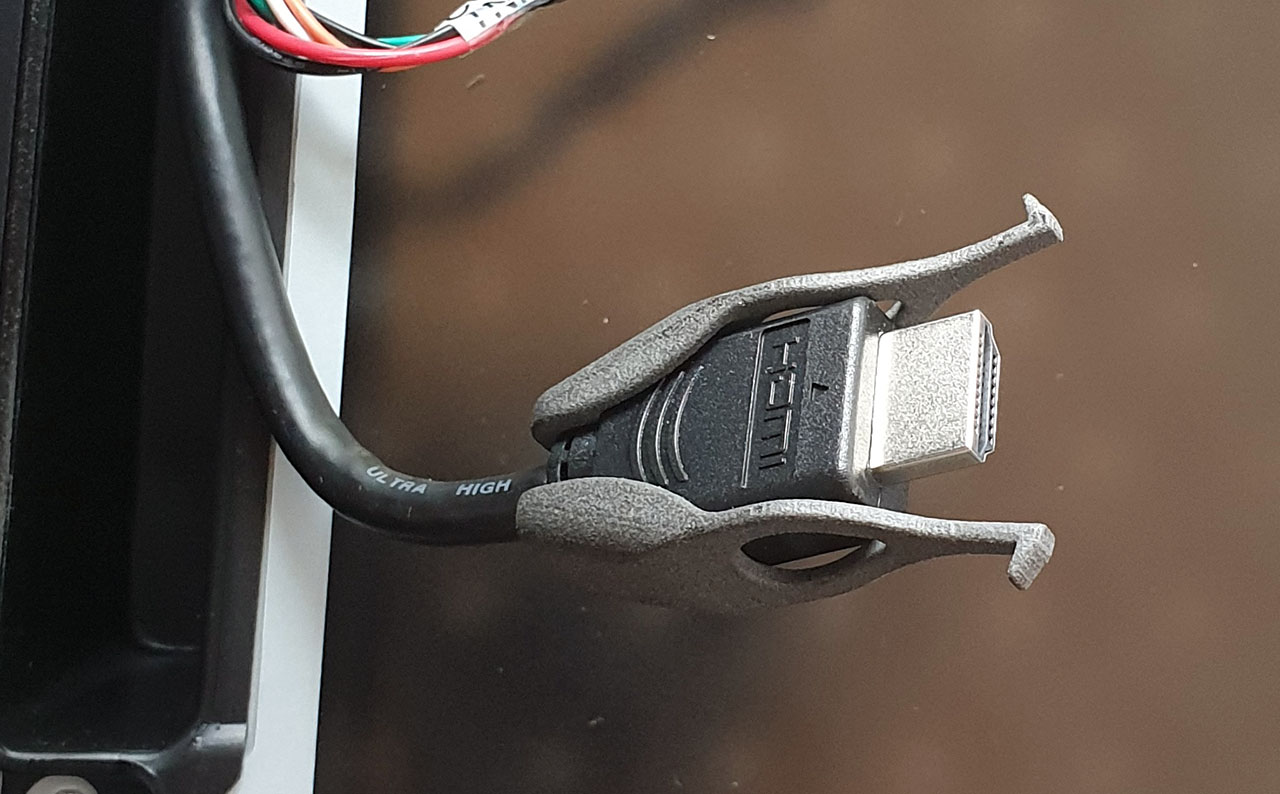 HDMI cable retaining clip
